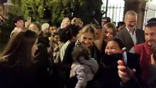 Los Reyes y sus hijas sorprenden a los vecinos de Carabanchel en la procesión del Silencio