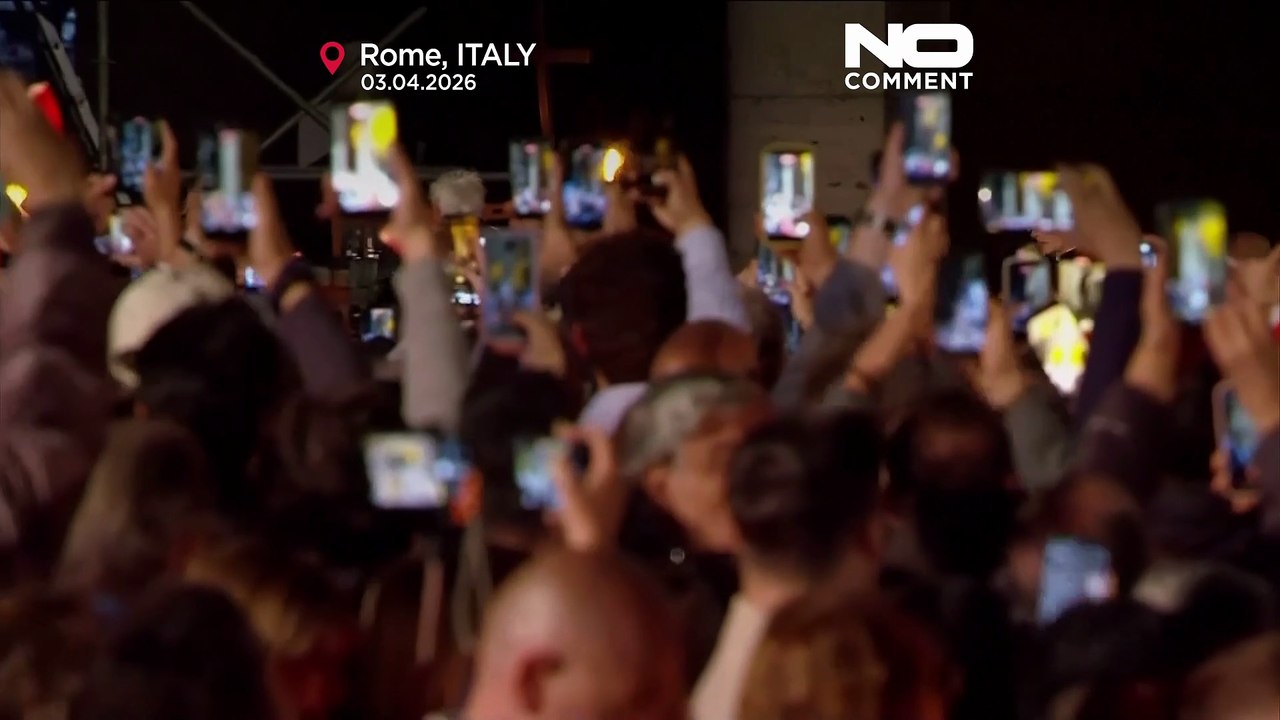 Papst Leo XIV trägt Kreuz durch alle 14 Stationen im Kolosseum in Rom