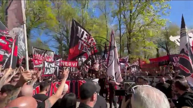 Curva Sud a Milanello: cori di incitamento per i rossoneri in vista di Napoli-Milan