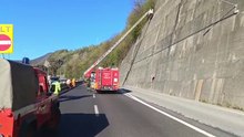 Zogno, caduta massi di sulla strada statale della Val Brembana, corsie ridotte per i lavori di messa in sicurezza