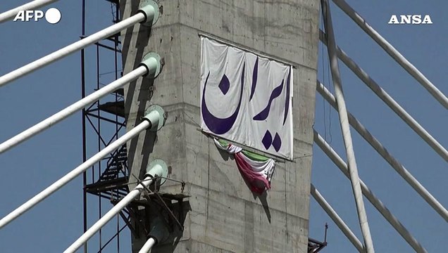 Iran, il ponte di Karaj colpito dagli attacchi statunitensi e israeliani