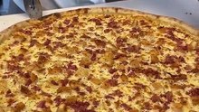 Fried chicken and bacon pizza 😮‍💨