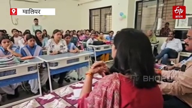 मध्य प्रदेश के अफसरों पर ब्लैकबोर्ड की कमान, कलेक्टर-अधिकारी कैसे बनें...बच्चों को दिखाया सपनों का रास्ता