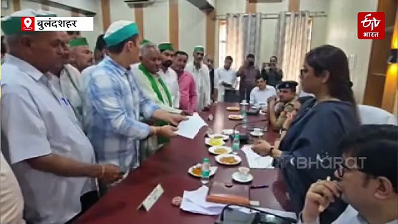 बुलंदशहर-खुर्जा में किसानों ने किया तहसील का घेराव, मुआवजा और बारदाने की किल्लत को लेकर SDM को सौंपा ज्ञापन