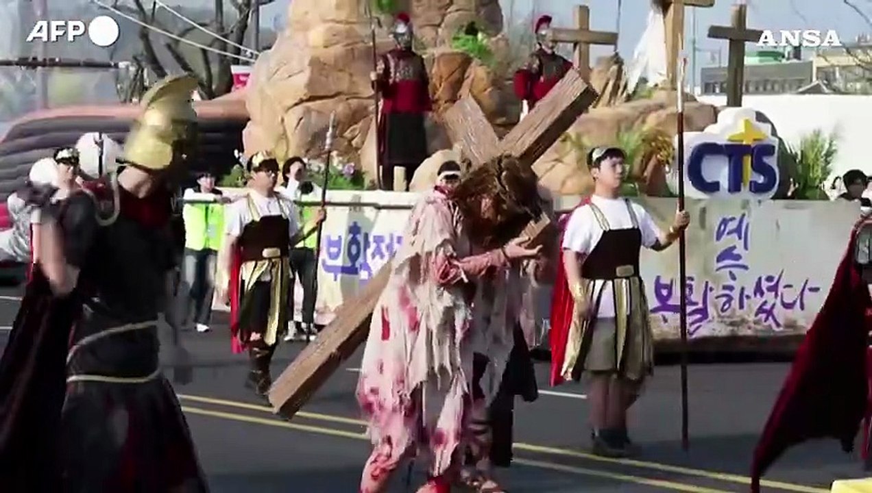 Pasqua in Corea del Sud, la sfilata per le strade di Seul
