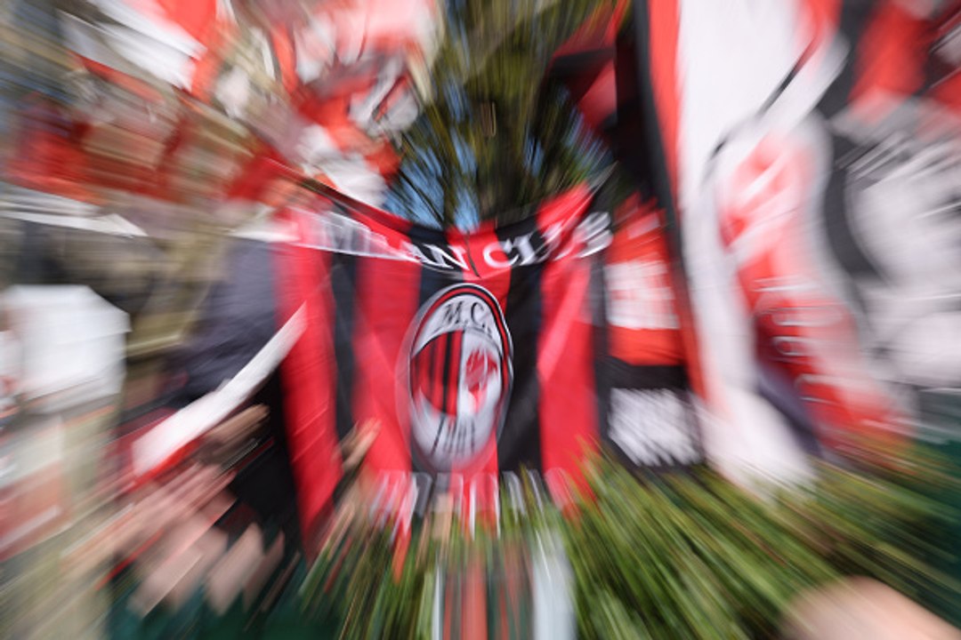 Milanello, il corteo tutto rossonero occupa l'intero viale di accesso