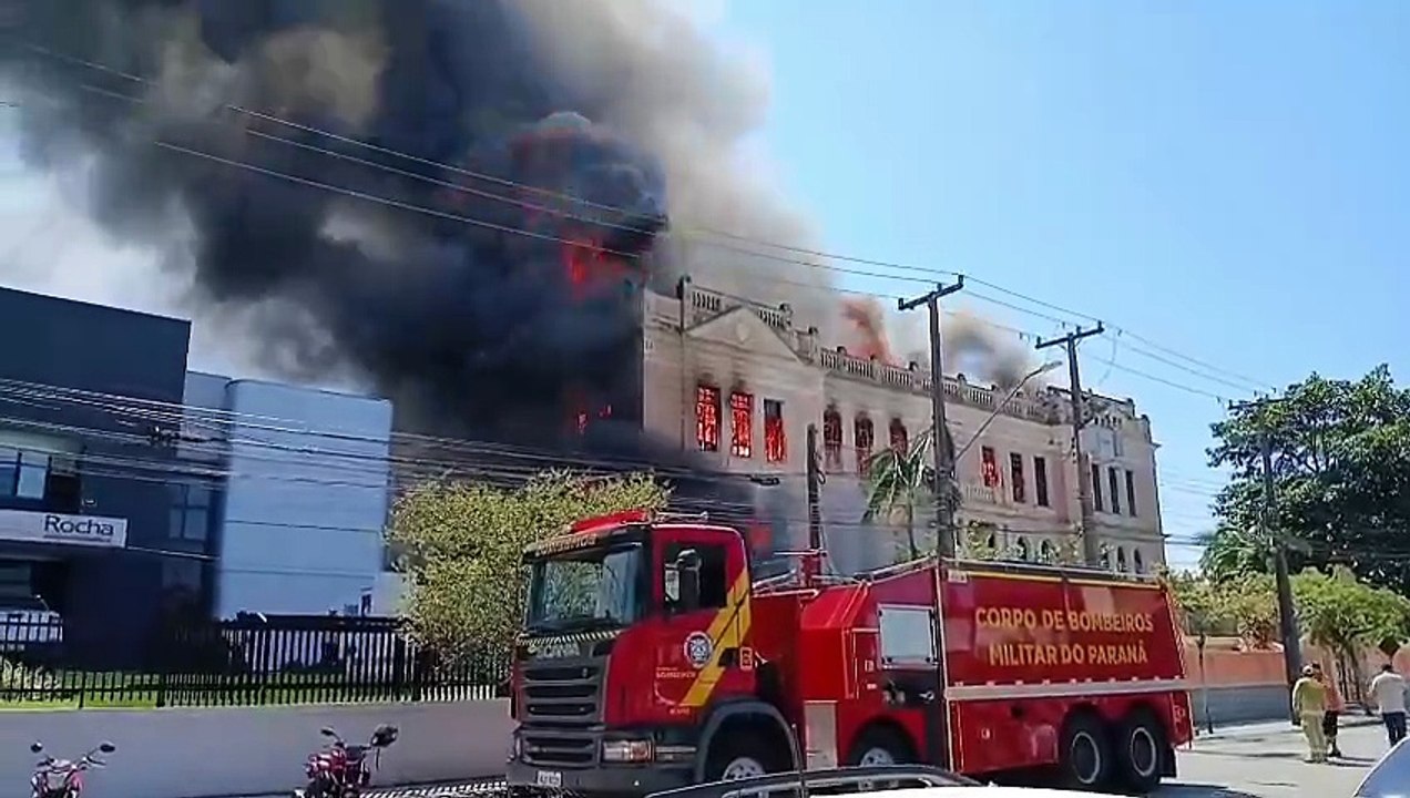 Fogo consome o prédio do Instituto de Educação de Paranaguá