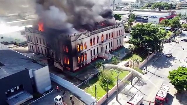 Imagens aéreas mostram incêndio em Paranaguá
