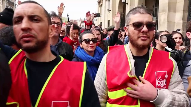 Miles de personas se manifiestan contra el racismo tras los ataques a un alcalde francés