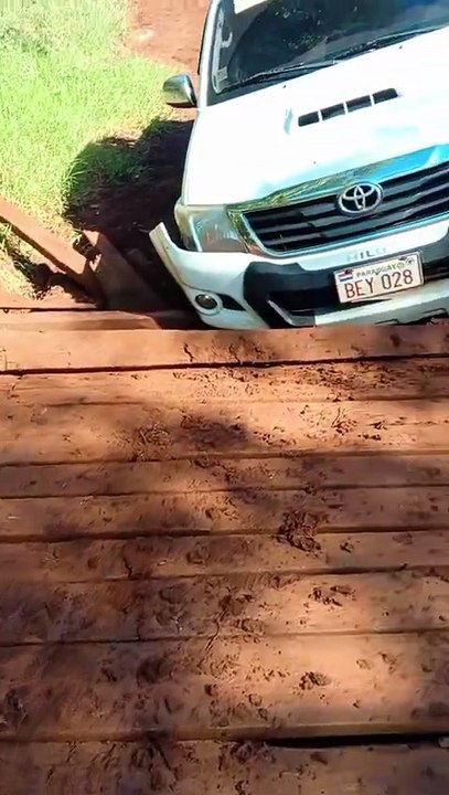 Precario puente de madera cedió en Itapúa