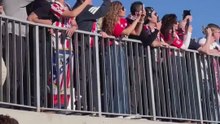 Simeone aplaude desde el autobús a la afición que se agolpa para recibirles