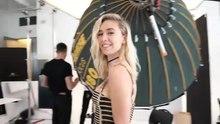 Vanessa Kirby pose devant le Photographe pour Vanity Fair