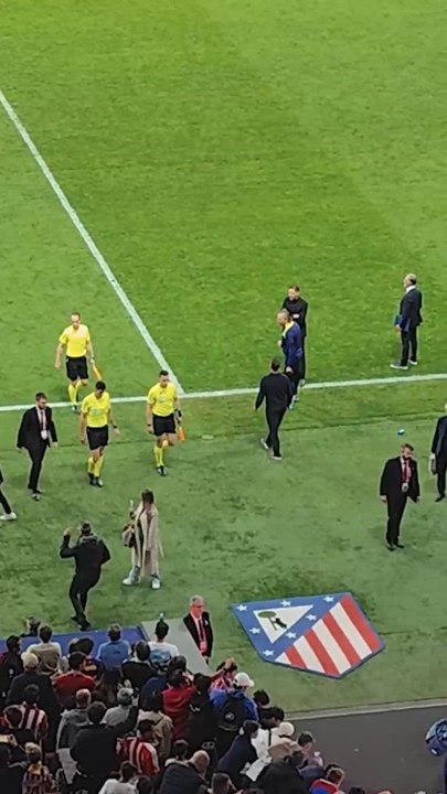 El gesto de indignación de Simeone tras el pitido final con el árbitro