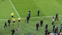 Tienen que ver el gesto de Simoene al árbitro camino al túnel de vestuarios