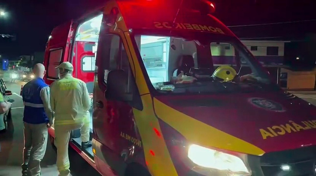 Jovem fica ferido após colisão entre veículos na Avenida Carlos Gomes