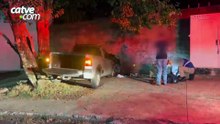 Duas mulheres ficam feridas após picape bater e abrir buraco em muro no Santa Cruz