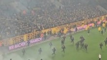 Eskalation in Dresden: Fans liefern sich Pyro-Schlacht auf dem Rasen
