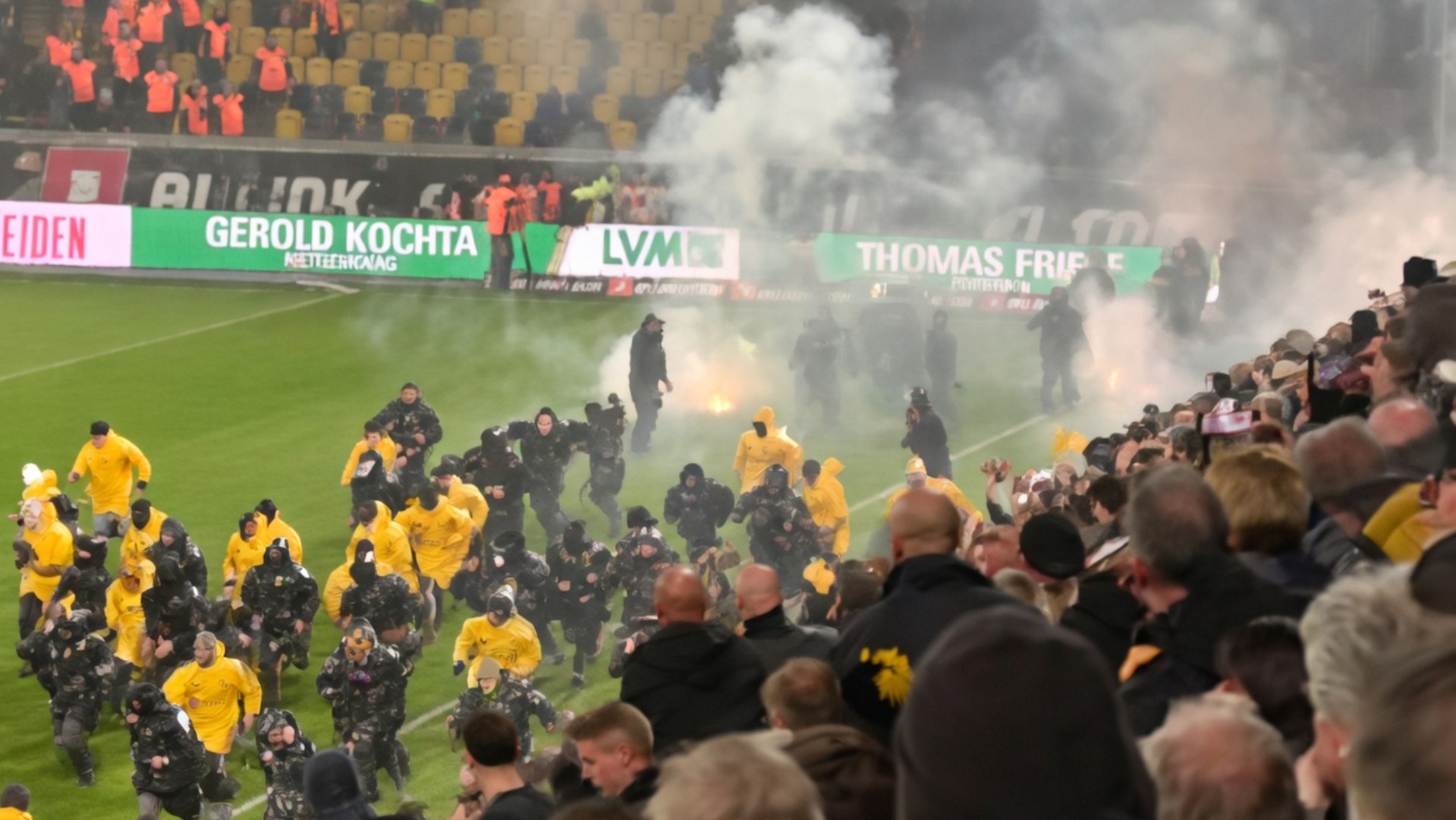 Pudo ser una tragedia: ultras intentan hacer arder la grada de la afici�n rival