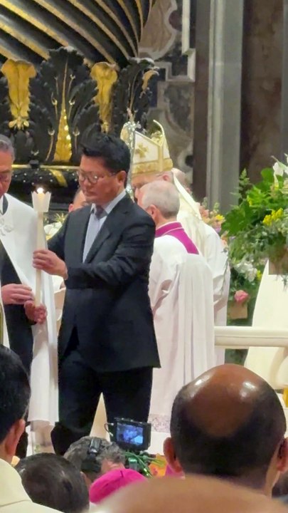 Il Papa battezza alcuni catecumeni nella messa della notte di Pasqua