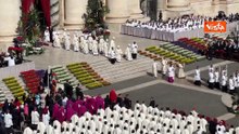 Papa Leone XIV esce sul sagrato di Basilica  S. Pietro per celebrare la sua prima messa di Pasqua