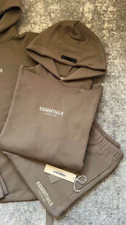 Essentials disponible sur mon vinted : adb_7
