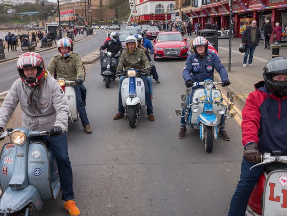 Scooter-spektakel in scarborough zieht zahlreiche fans an