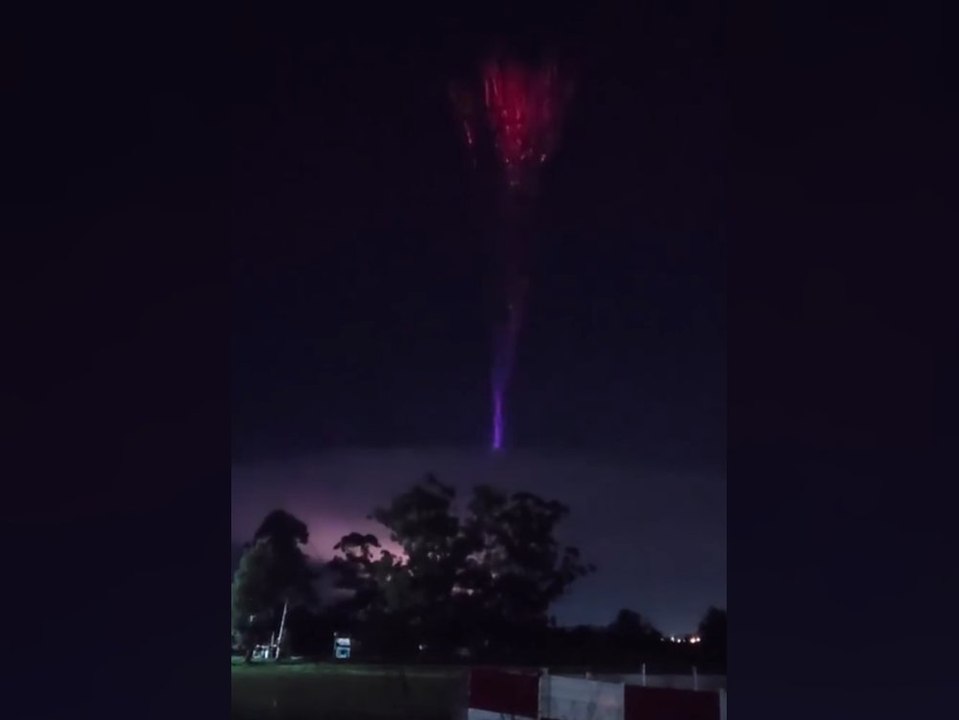 Seltener 'Blue Jet' schießt aus Gewitterwolke über Tucumán