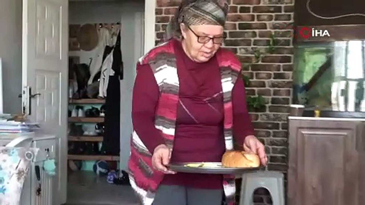 Onu görenler azmine hayran kalıyor: Ayaklarıyla tıraş oluyor, yemek yiyor, para üstü veriyor