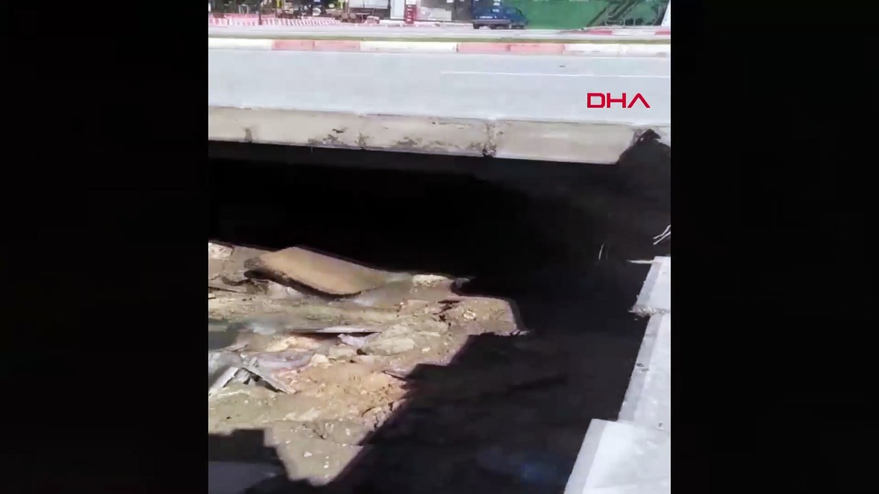 Siirt’te kaldırım çöktü; yol trafiğe kapatıldı