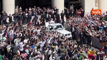 Il giro in papamobile di Leone XIV in piazza San Pietro dopo la Messa di Pasqua