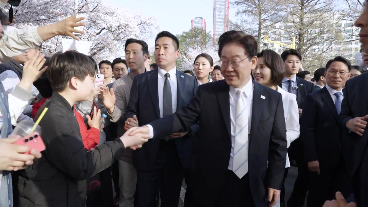 이 대통령 부부, 윤중로 벚꽃놀이 시민과 깜짝 소통 / YTN