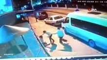 İstanbul'da sokak ortasında kadına görülmemiş şiddet: Bir değil 2 kadını birden darp etti!