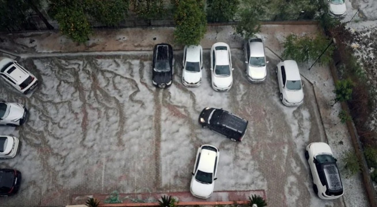 Adana’da sağanak ve dolu yağışı; cadde ve sokaklar beyaza büründü