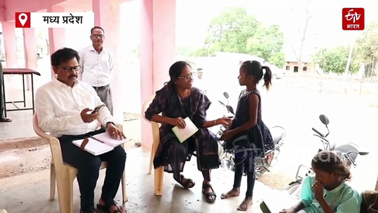 पन्ना में कलेक्टर ने पाठशाला, बच्चों से पूछा याद किया हुआ सबक, चखा मध्याह्न भोजन