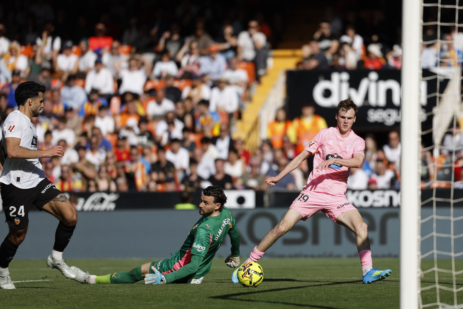 "Cuando el Valencia tiene la eleccion de elegir entre la ambici�n y la mediocridad, siempre..."