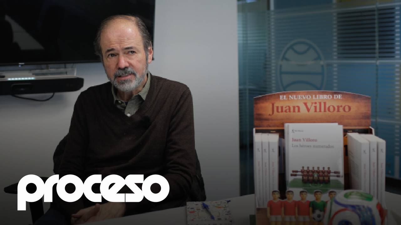 En su nuevo libro Juan Villoro convierte la cancha en una página y la página en una cancha
