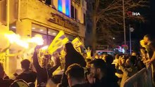 Fenerbahçeli taraftarlar, stat çevresinde derbi galibiyetini kutladı