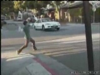 Le gars avec des lunettes de soleil