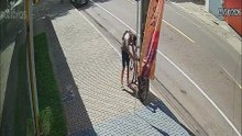 Vídeo mostra ladrão estourando cadeado e levando bike de funcionário de sorveteria no Centro de Cascavel