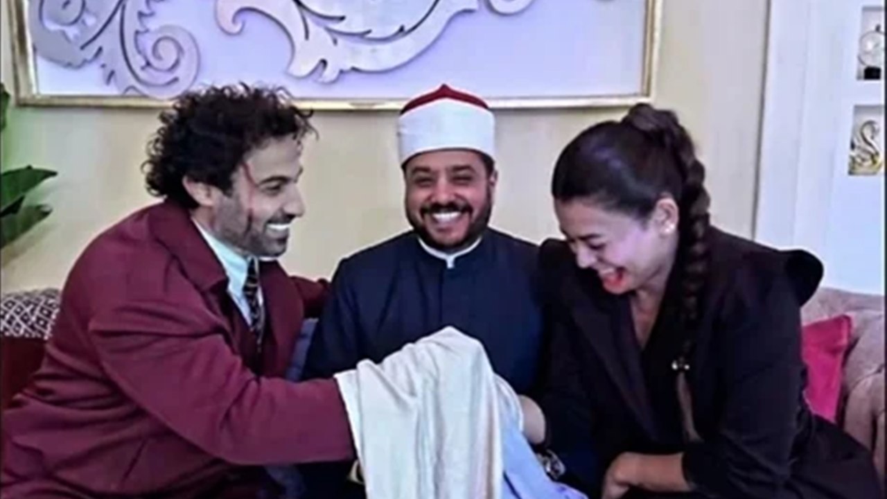 يتوسطهما المأذون… صورة تجمع بين أحمد فهمي وأسماء خلال تثير الجدل