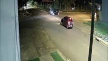 Câmera mostra colisão entre moto e dois carros e fuga do motorista que furou preferencial