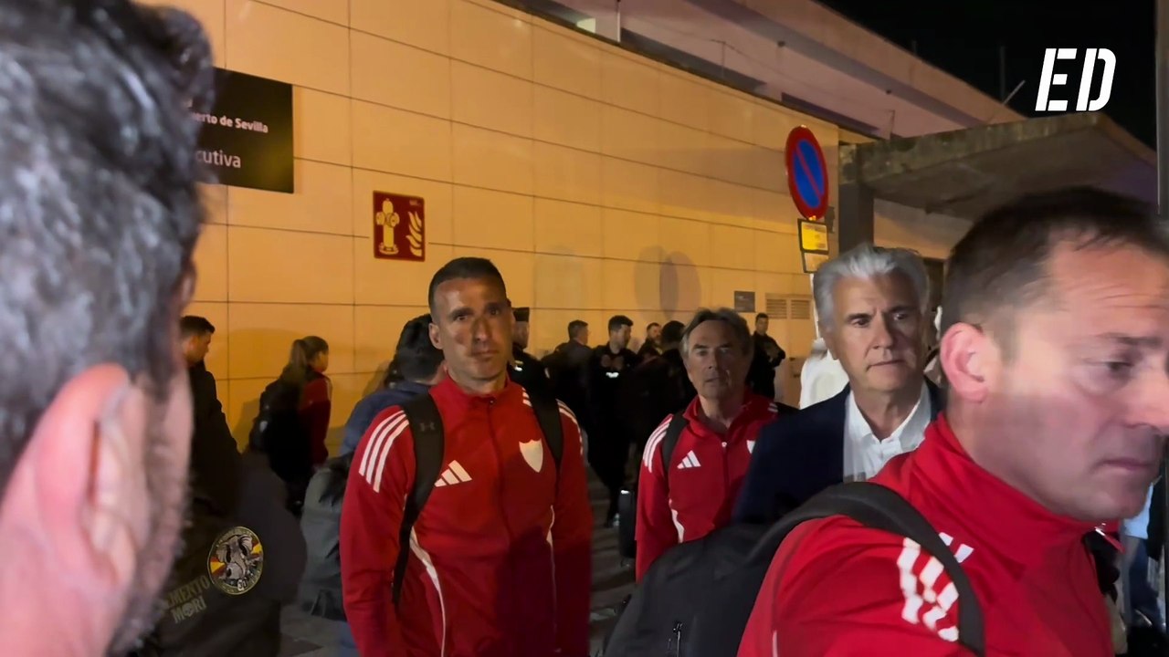 Varios aficionados increpan al Sevilla tras su derrota en Oviedo: insultos tanto a jugadores como al presidente