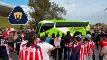 Pumas llega al Estadio Akron en medio de abucheos de la afición de Chivas