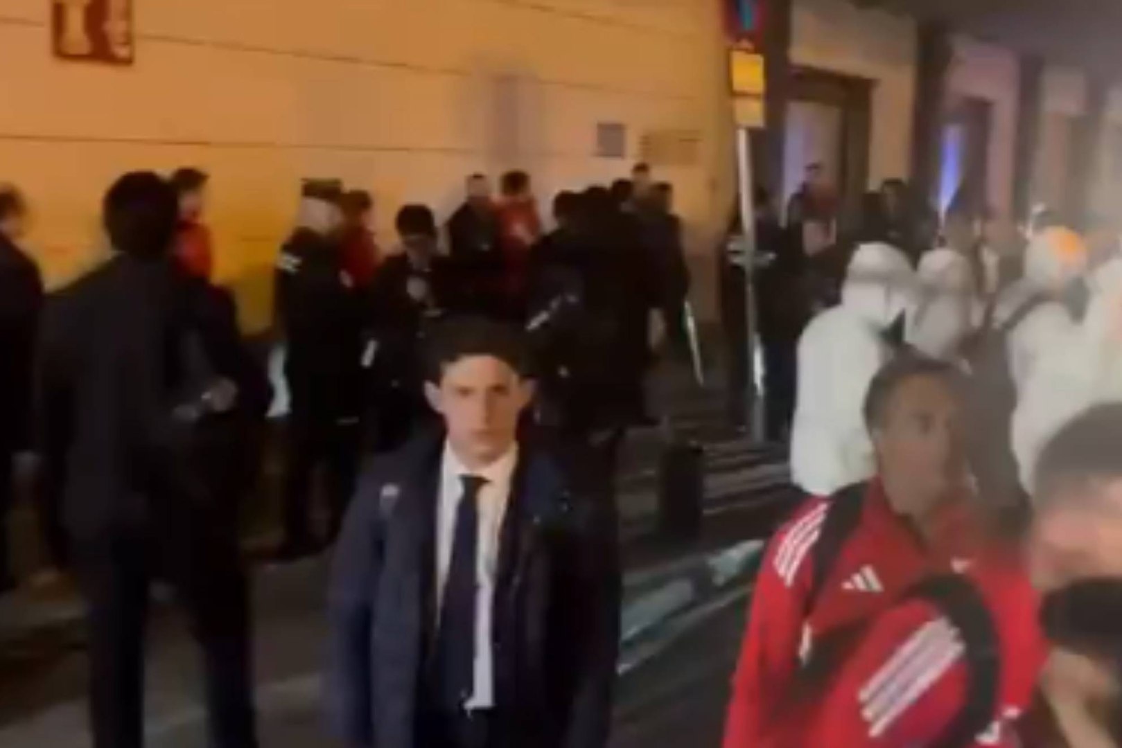 Tenso recibimiento al Sevilla en el aeropuerto tras perder en Oviedo: insultos y deseos de muerte