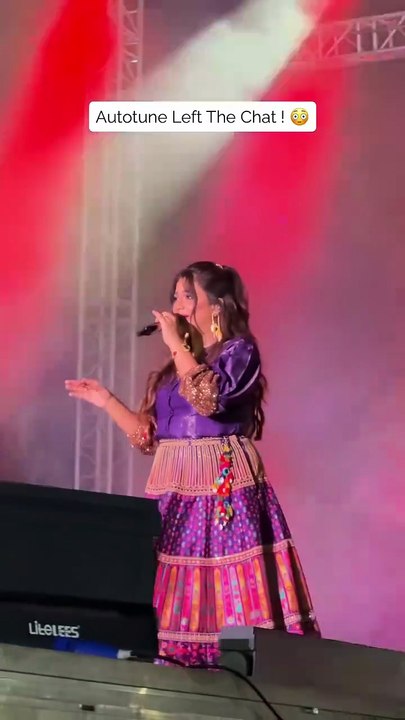 Shreya Ghoshal is singing Mere Dholna Sargam Live in Concert