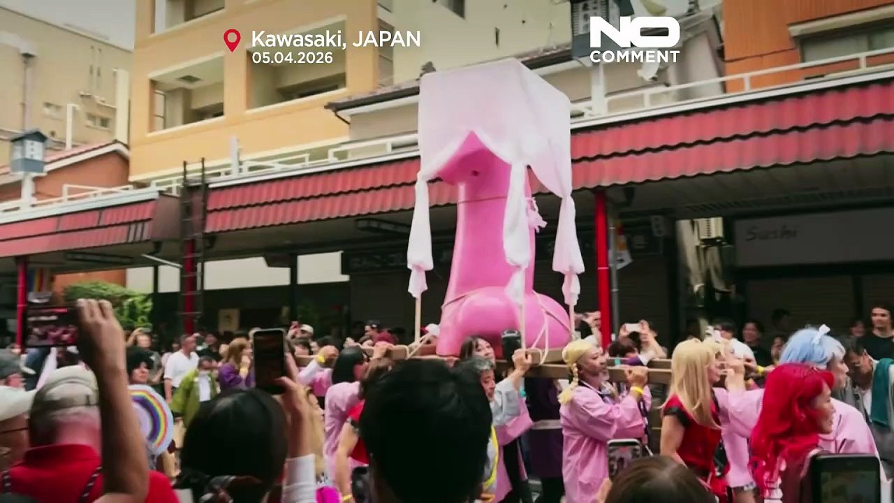 Feiernde tragen riesige Phallusse beim japanischen Fruchtbarkeitsfest