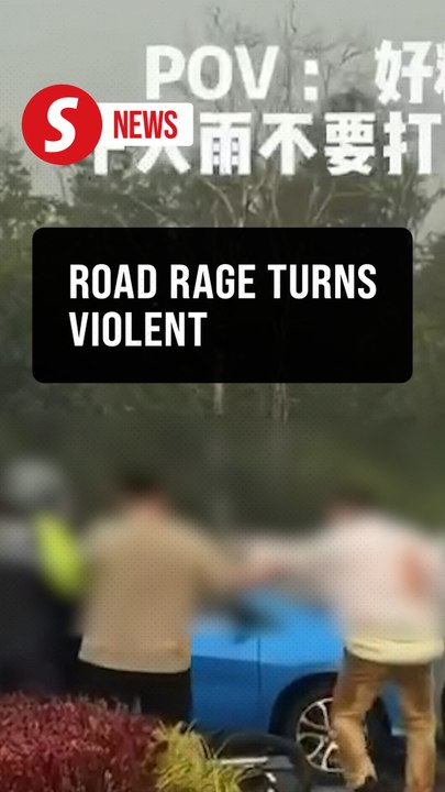 Driver stops mid-roundabout and attacks motorcyclist in Kulai