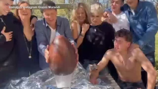 Gianni Morandi festeggia la Pasqua con figli e nipoti, c'è anche Tredici Pietro