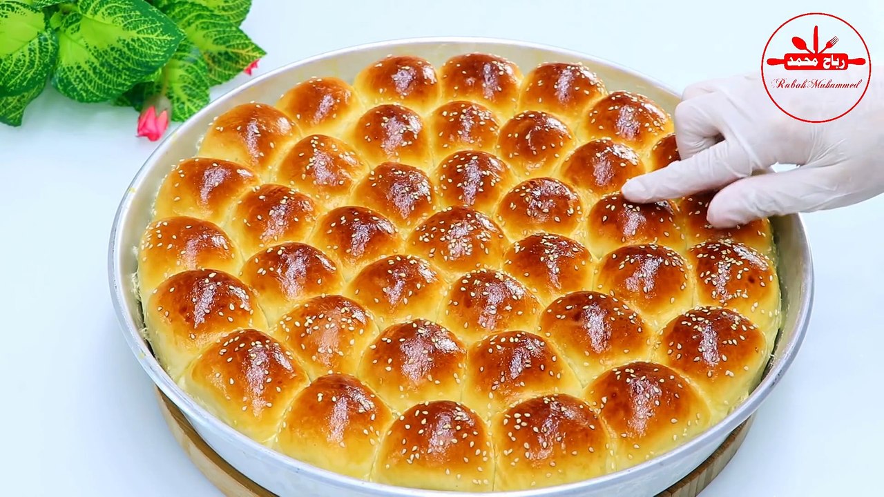 سر اللون الذهبي اللامع لخلية النحل أطرى من الغيمة وألذ من الجاهز 🍯 بتدوب بالتم وبحشوة شوكولاتة خيالية 🥐