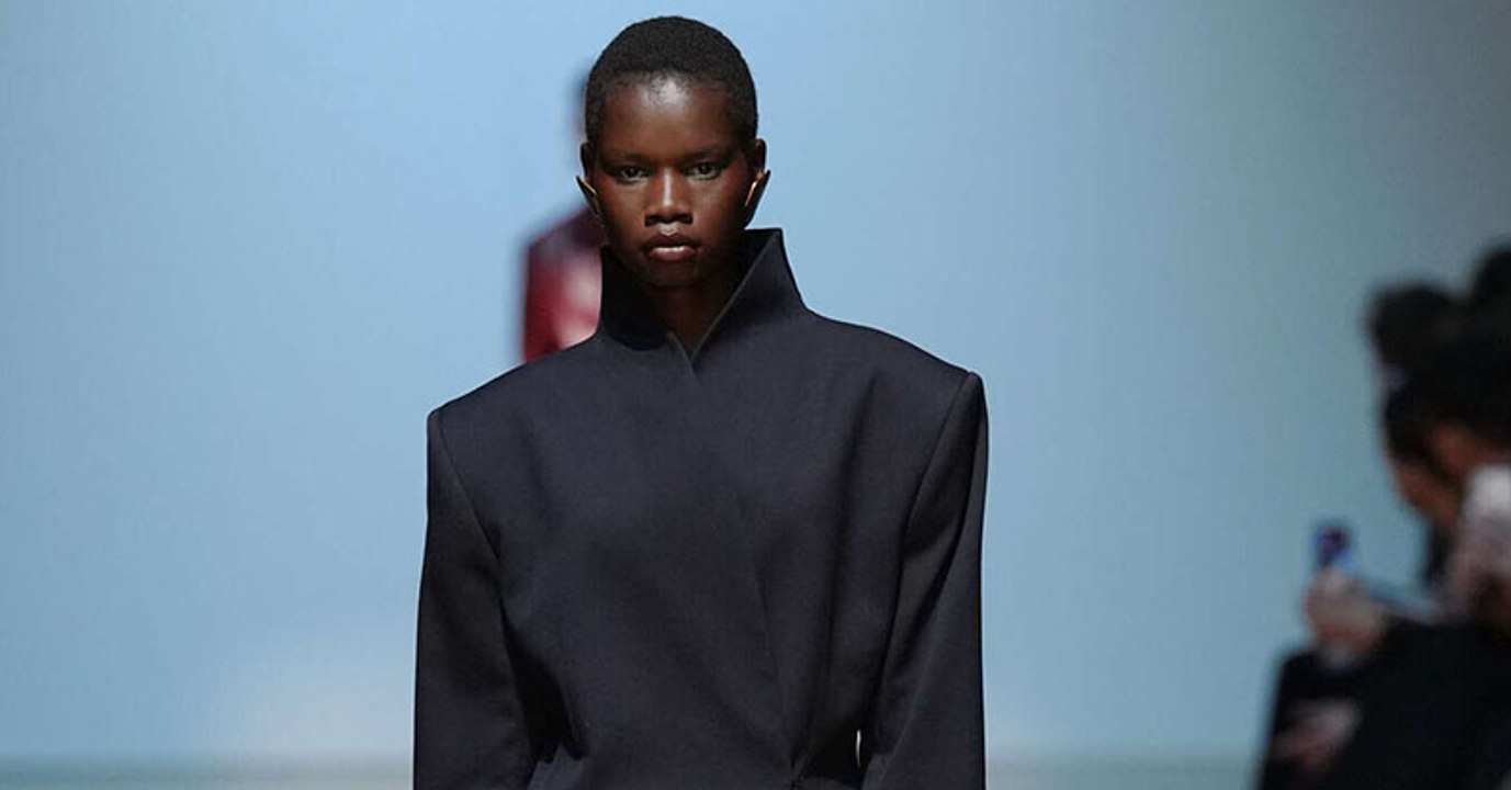 الأكتاف العريضة تعيد صيحة Power Dressing إلى الواجهة